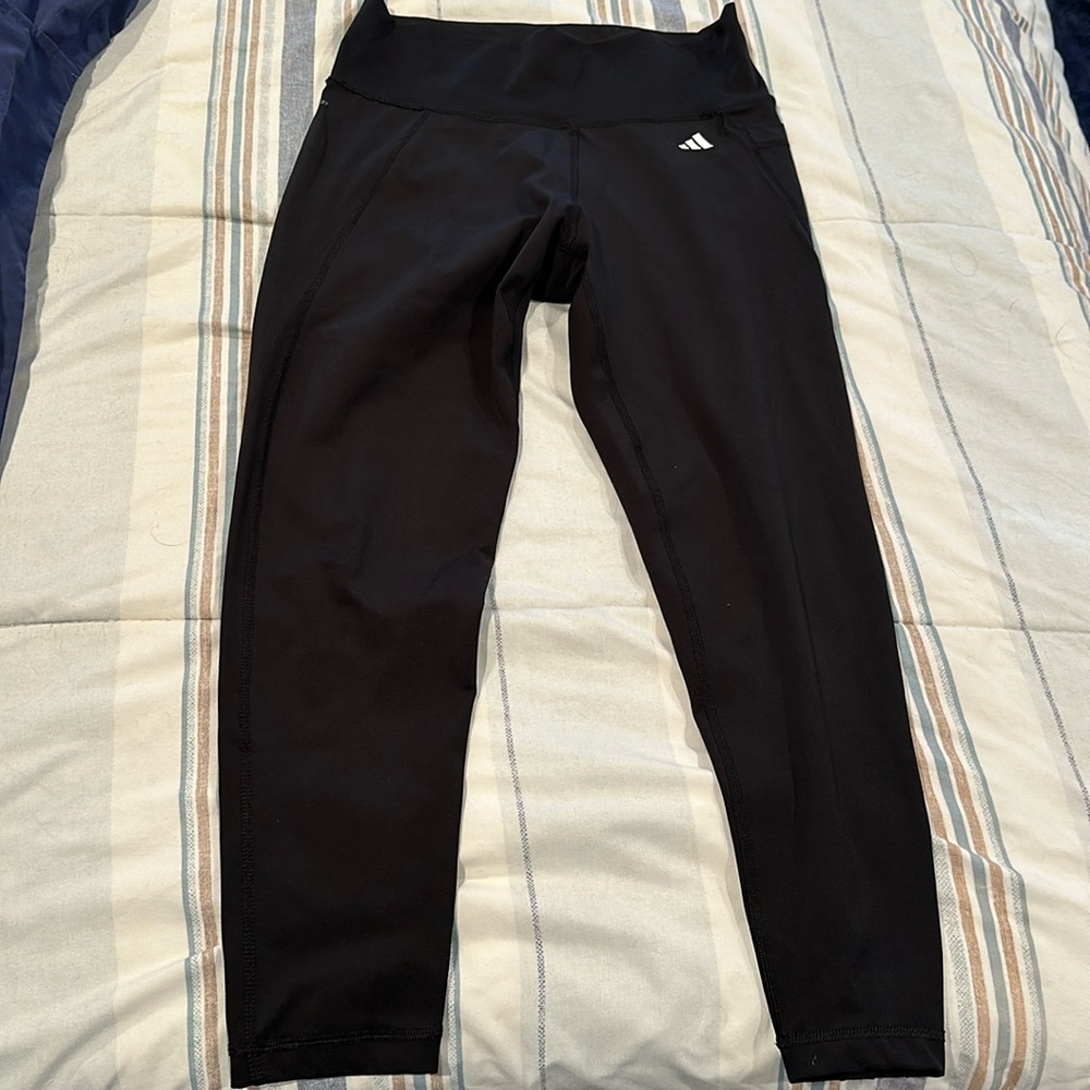 Black athletic workout leggings
